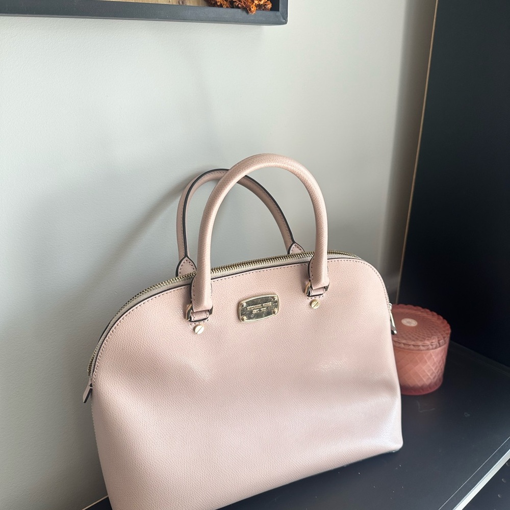 Beautiful Blush color Michael Kors handle bag 💖